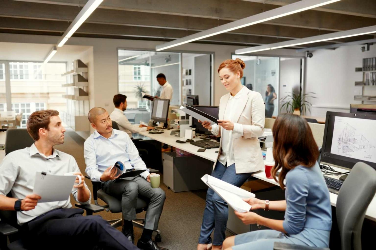 Videoproduktion Arbeitsplatz mit professionellem Equipment und Schnitt-Software